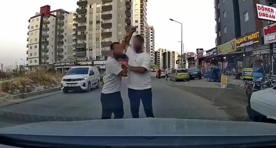 Trafikte Tartışma Kanlı Bitti: Sürücüye Testere ve Darbe Tehdidi