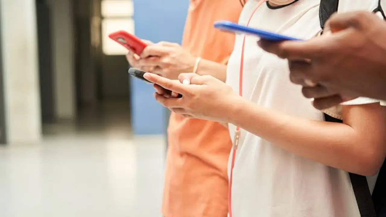 Polonya'da İlkokul Öğrencileri İçin Cep Telefonu Kullanımı Yasaklandı