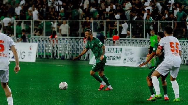 Sakaryaspor'dan Tarihi Başarı: 10 Sezon Sonra İlk Zaferler!