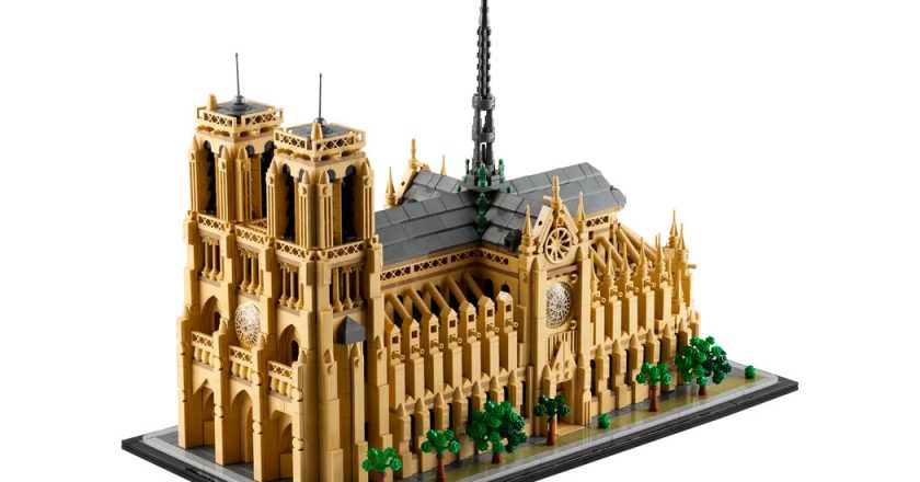 Notre-Dame rises again… in Lego